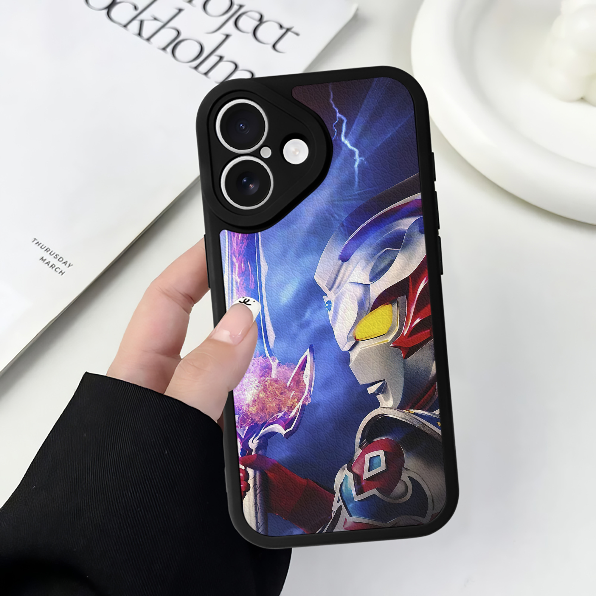 （画像用） ウルトラマン Ultraman 【iPhone 16シリーズ対応】シリコンスマホケース（レザー調） 材質：シリコン
